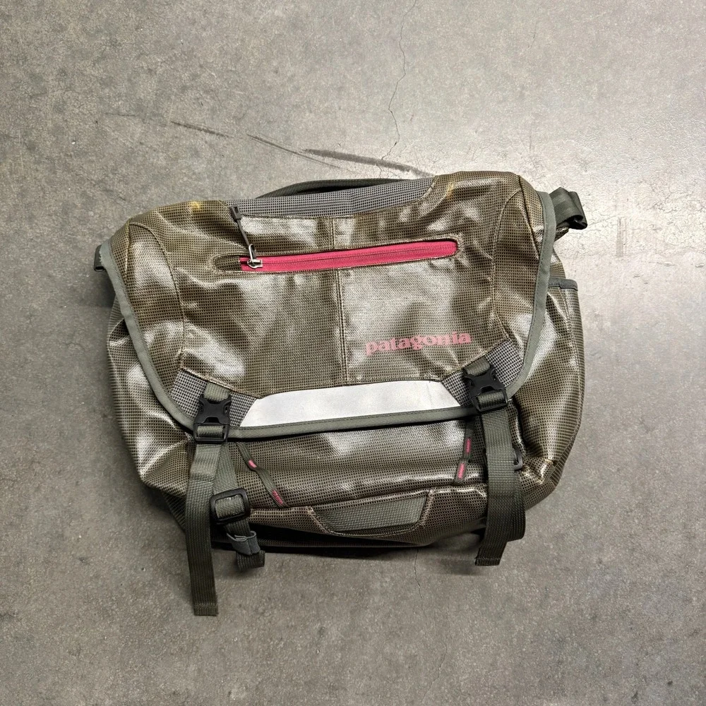 Patagonia Critical Mass Messenger Bag Olive Green Pink TPU Ripstop Laptop 3522